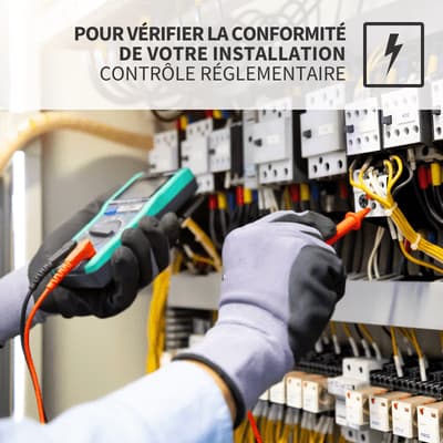 Technicien testant une installation